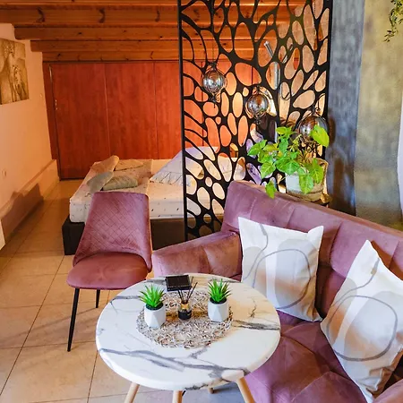 Διαμέρισμα Attic In Alykes